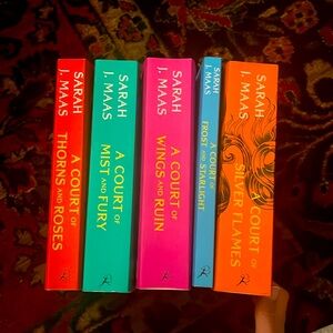 A court of thorns and roses complete series to date!